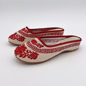 Embroidered Round Toe Canvas Slippers 8